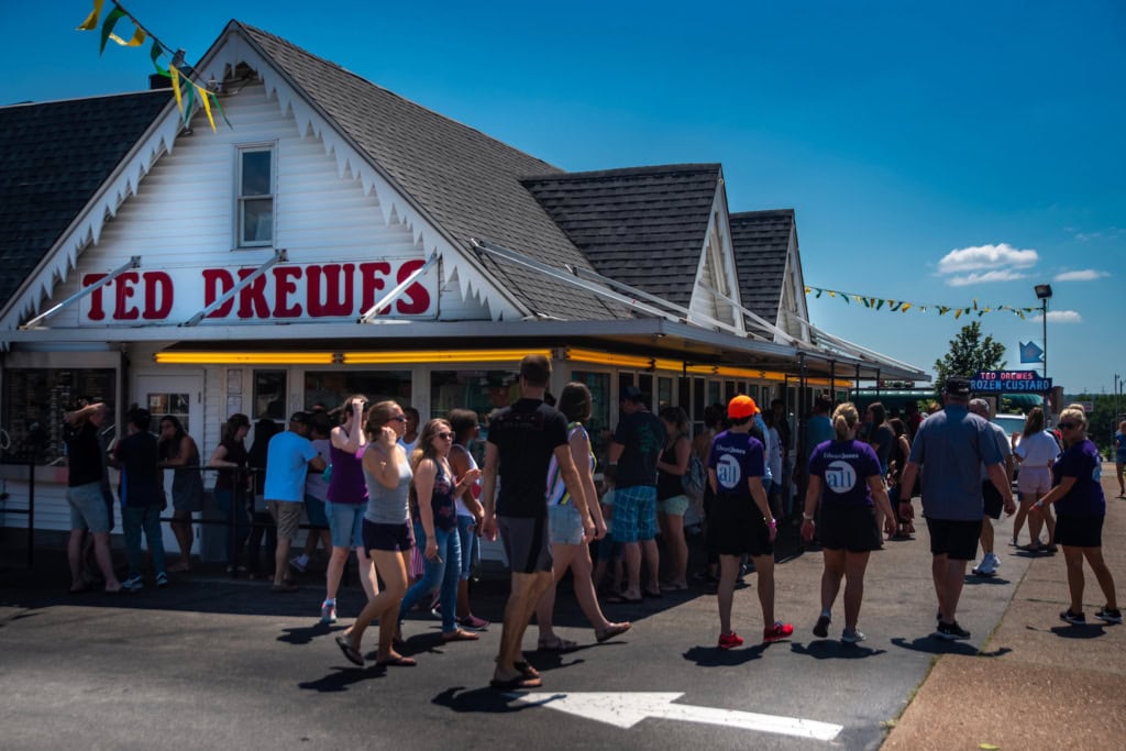 Menschen vor der Eisdiele Ted Drewes in St. Louis