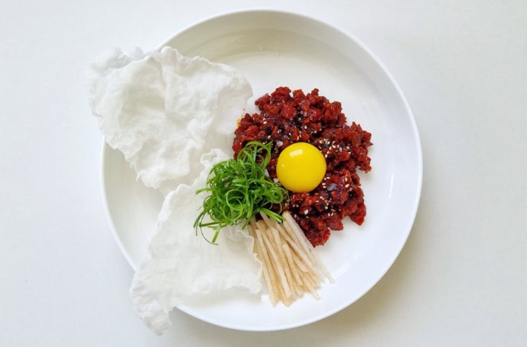 Yokhoe – koreanisches Tatar – auf einem Teller.