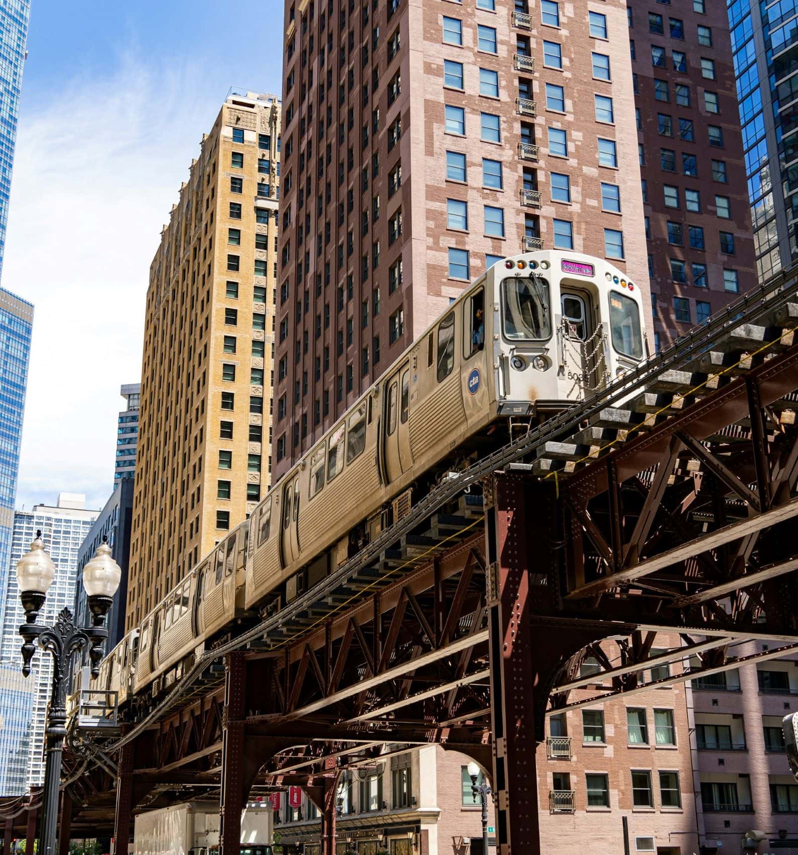 CTA-Zug fährt durch Chicago, im Hintergrund Hochhäuser 