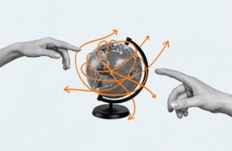 Zwei Finger zeigen auf einen Globus.