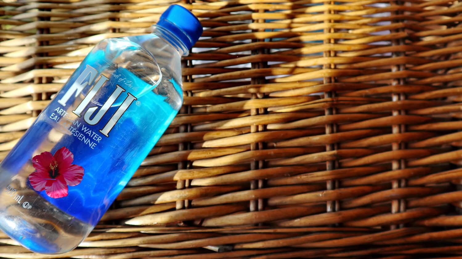 Flasche Fiji-Wasser in einem Korb