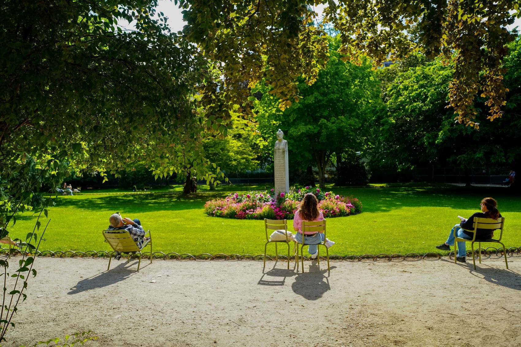 Besucher im Jardin du Luxembourg in Paris 