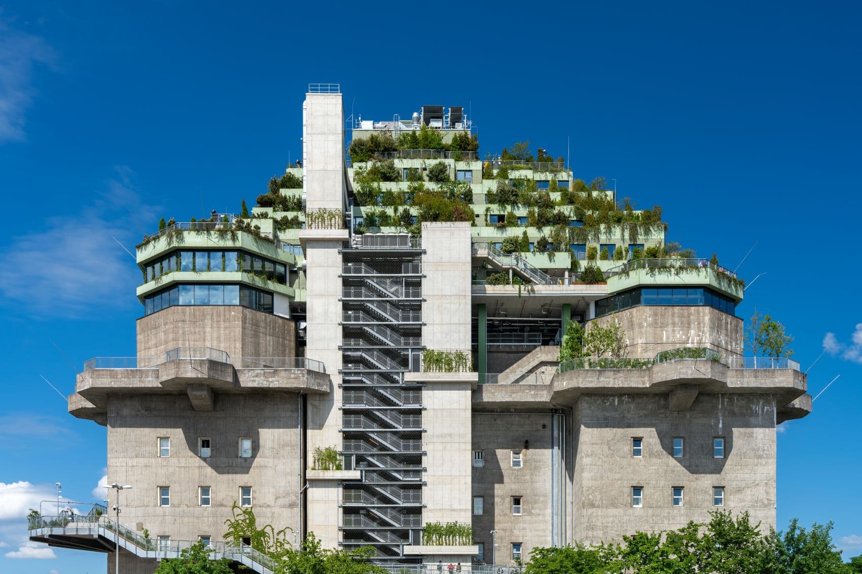 Blick von außen auf die Fassade des St. Pauli Bunkers