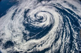 Ein Zyklon aus dem Himmel fotografiert