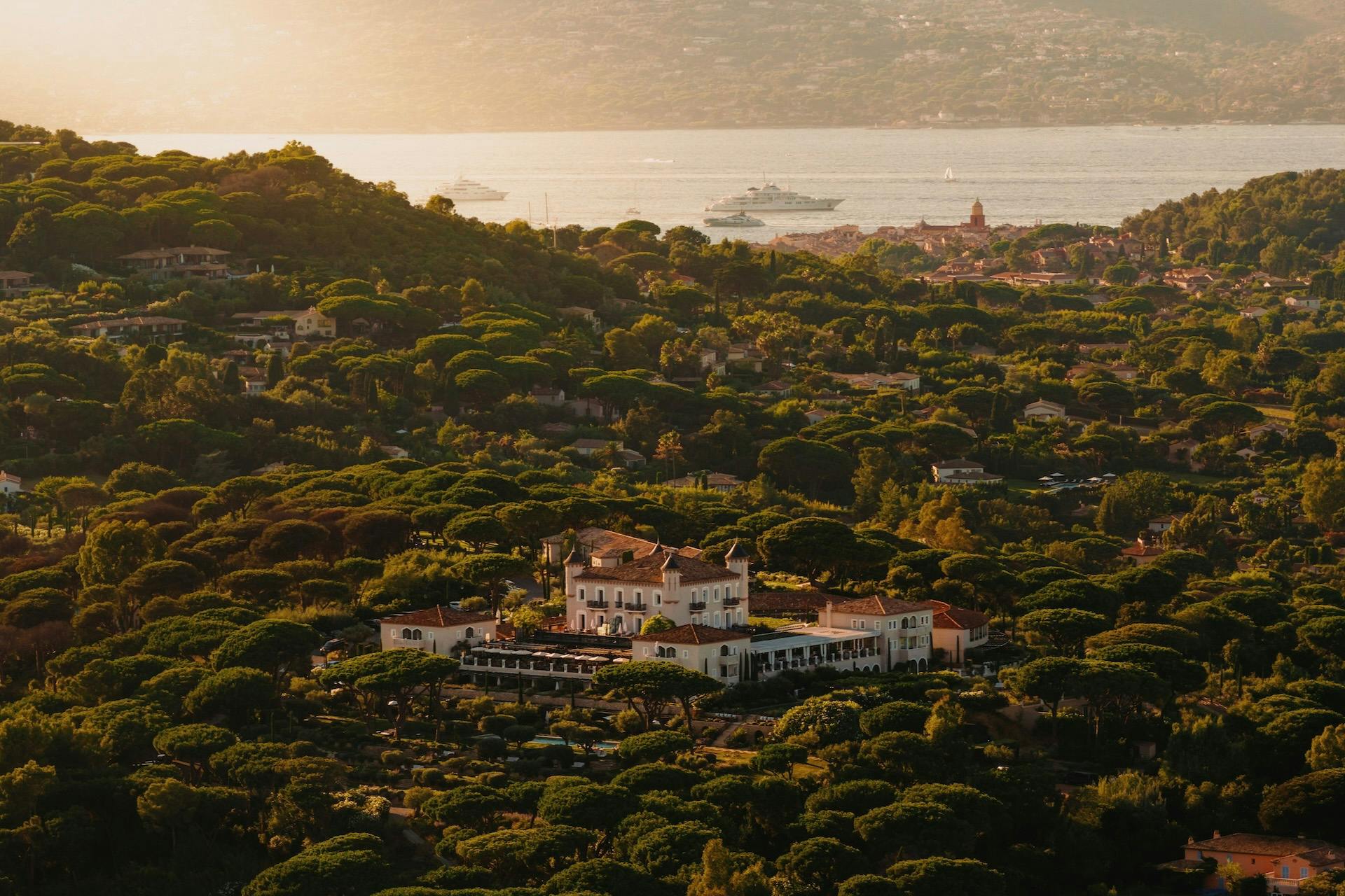 Château de la Messardière inmitten der Natur