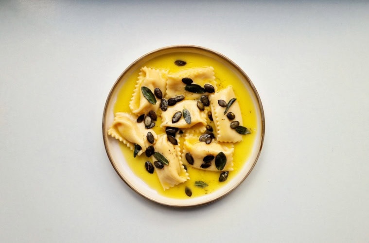 Agnolotti del plin auf einem Teller angerichtet.