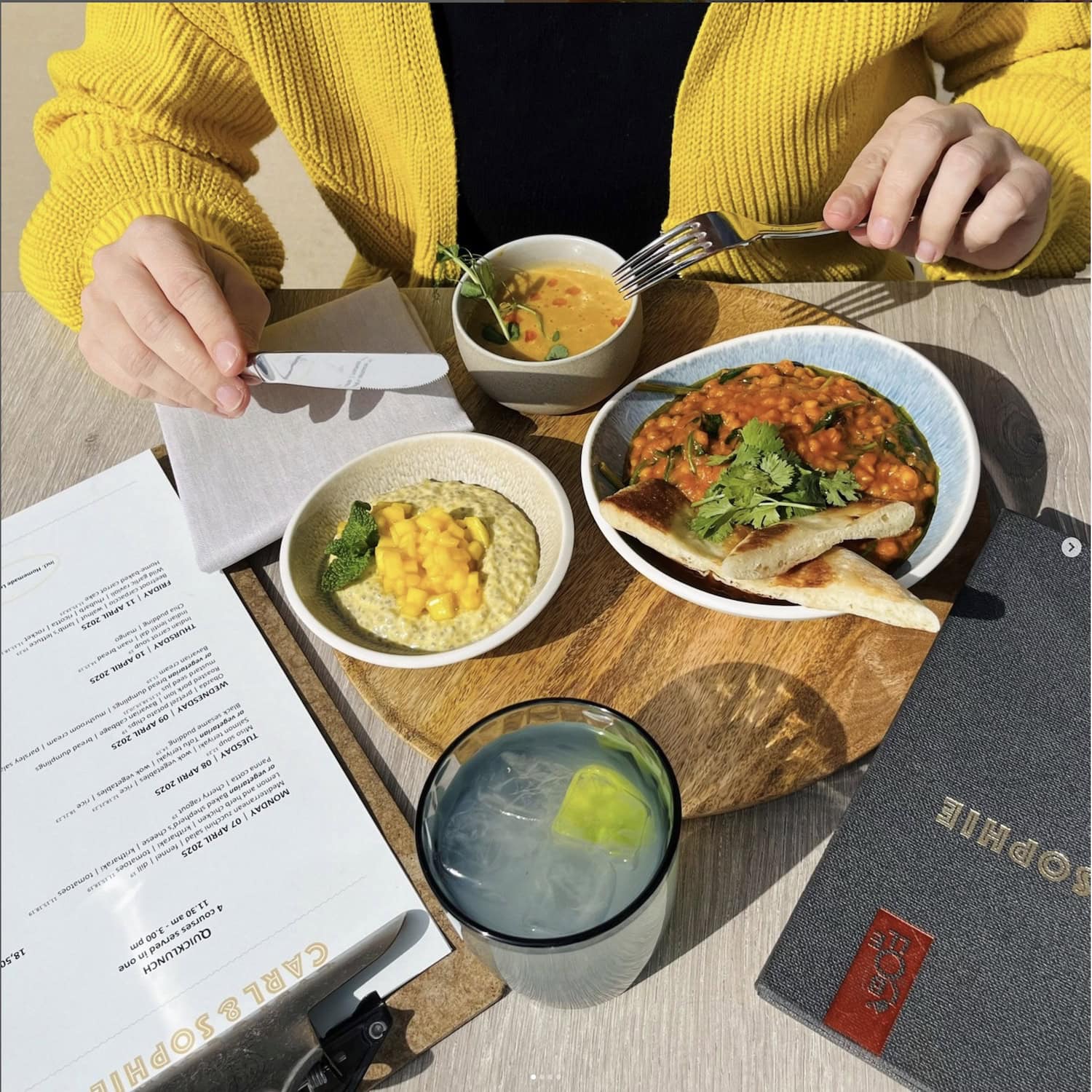 Essen auf einem Tisch beim Aperativo in Berlin