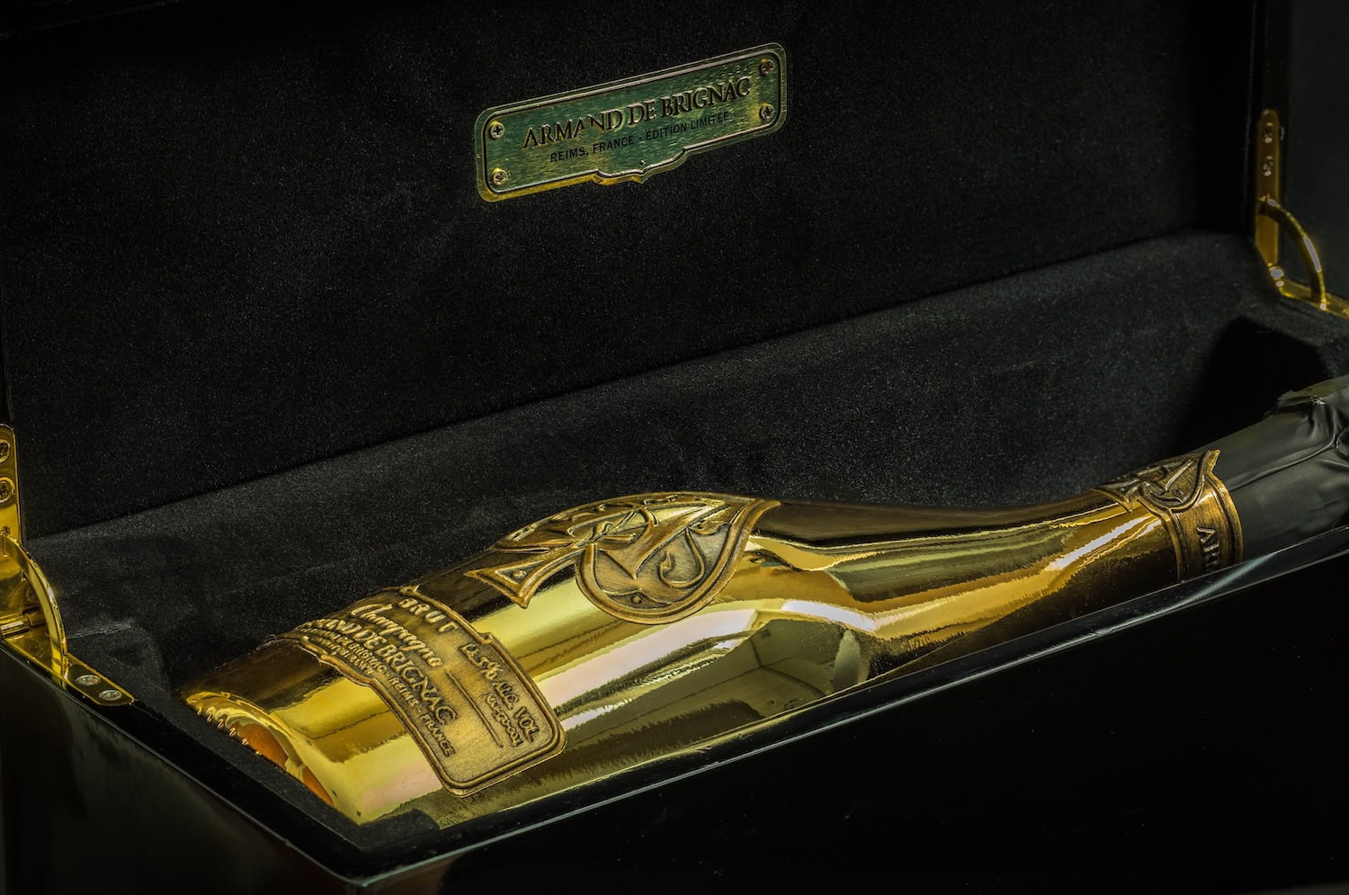 goldene Flasche Champagner von Armand de Brignac