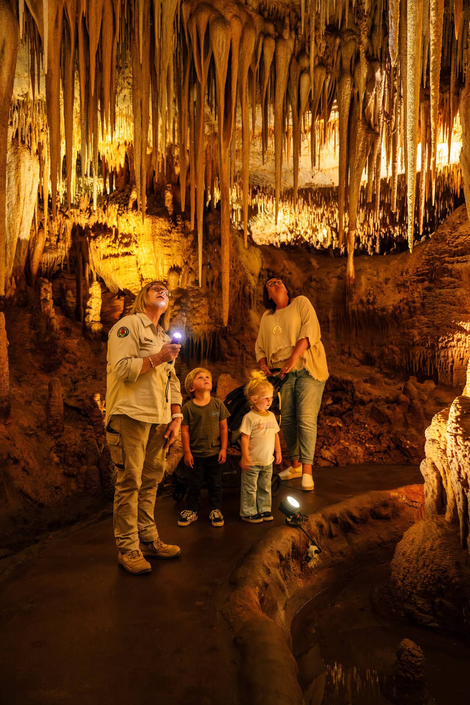 Familie in den Tantanoola Caves in Südaustralien