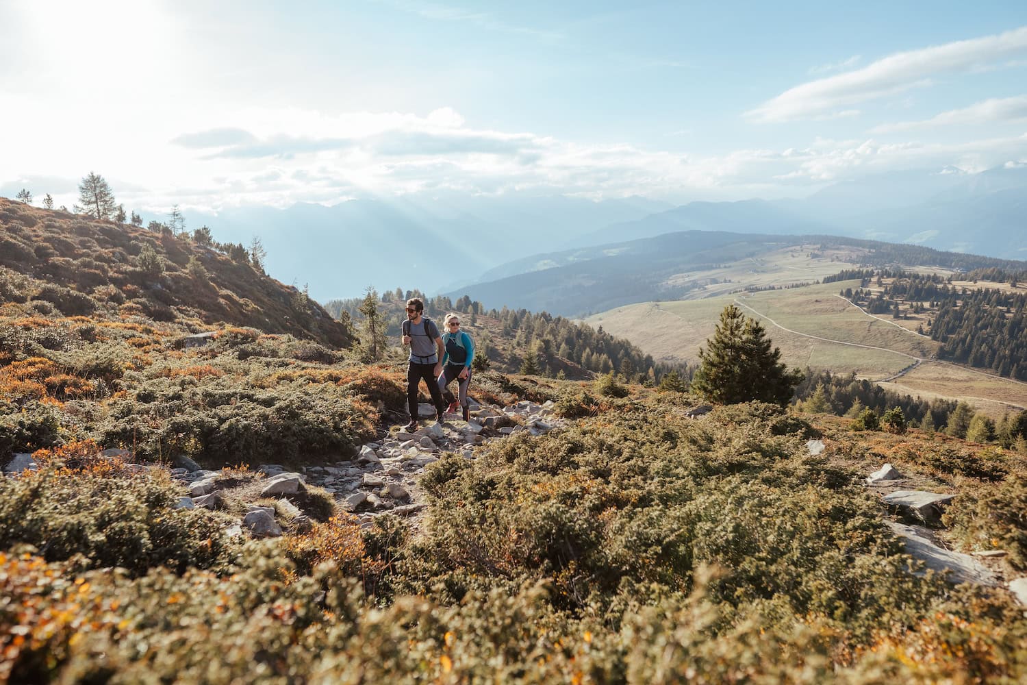 Paar wandert im Gitschberg Jochtal