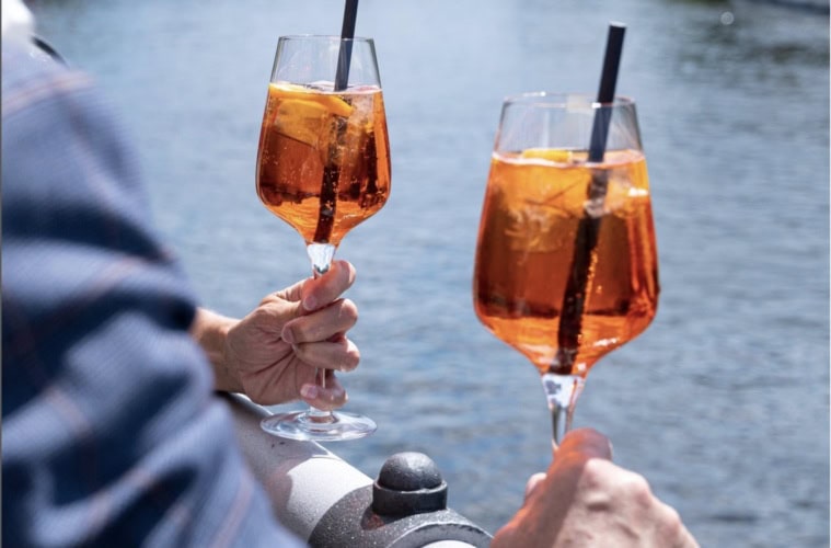 zwei Gläser Aperol Spritz an der Spree