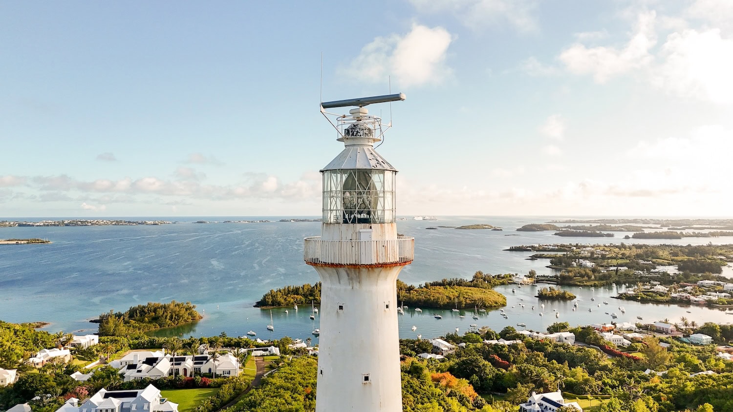Spitze des weißen Gibt's Hill Lighthouse auf Bermuda mit Blick über die Insel
