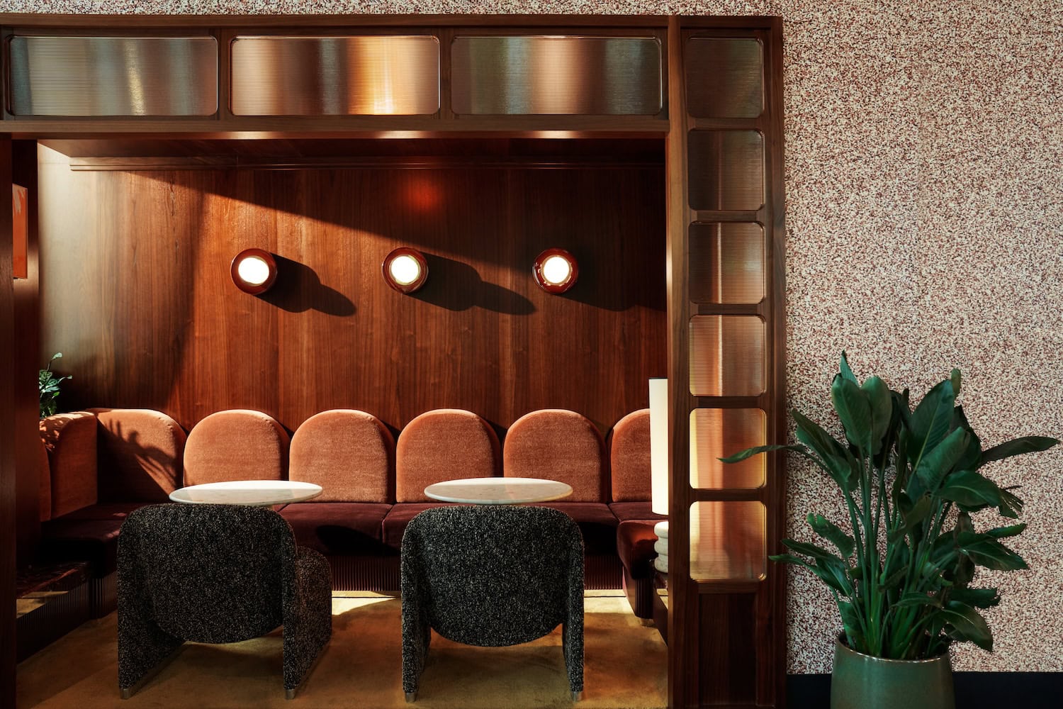 Lobbybereich mit stilvollen Stühlen und gedämmten Licht