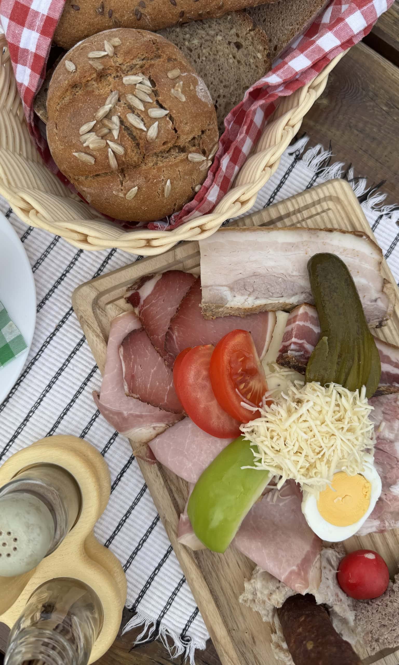 Eine Brettljause im Buschenschank Dokter.