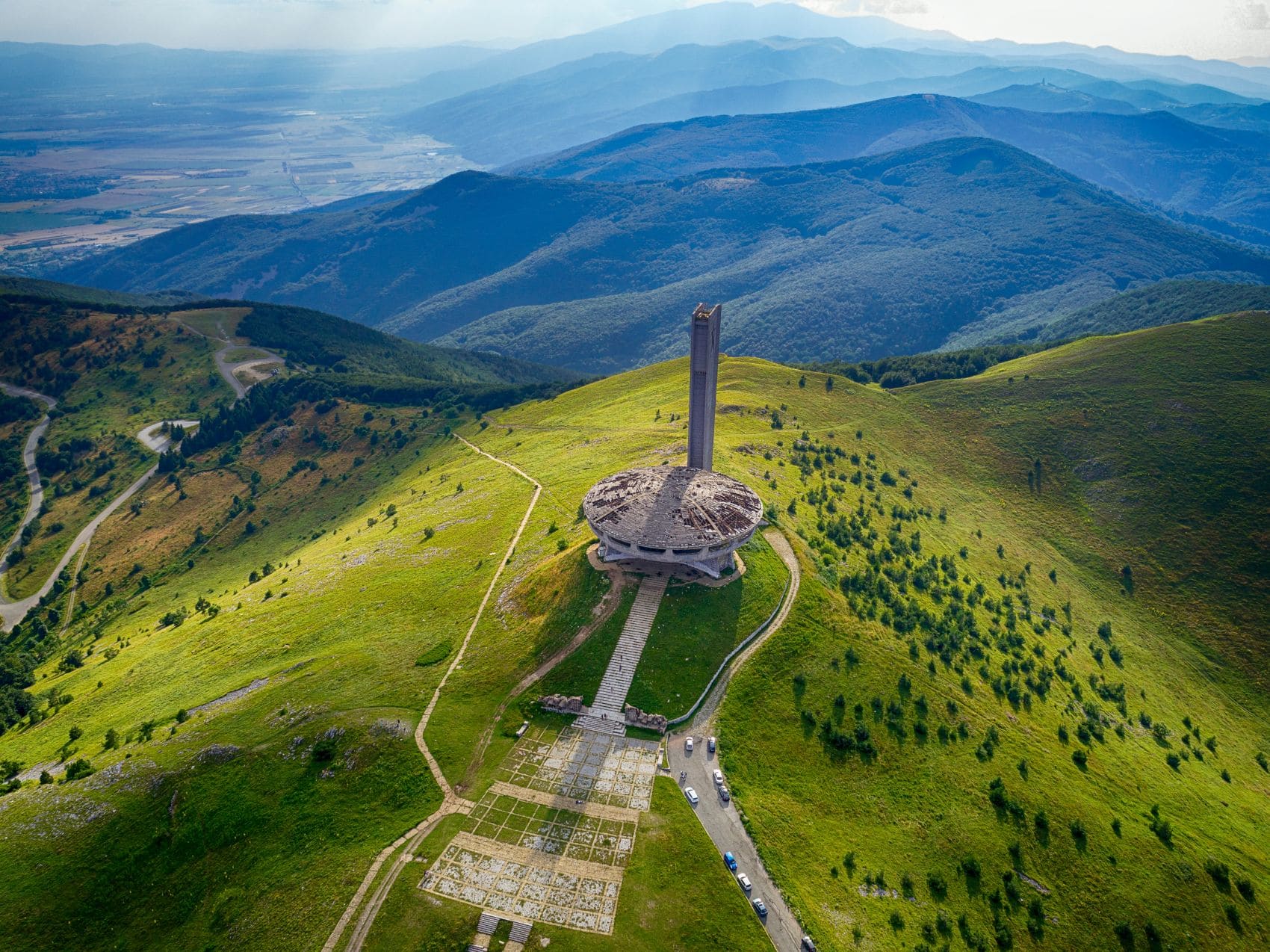 Buzludzha-Denkmal in Bulgarien aus der Vogelperspektive 