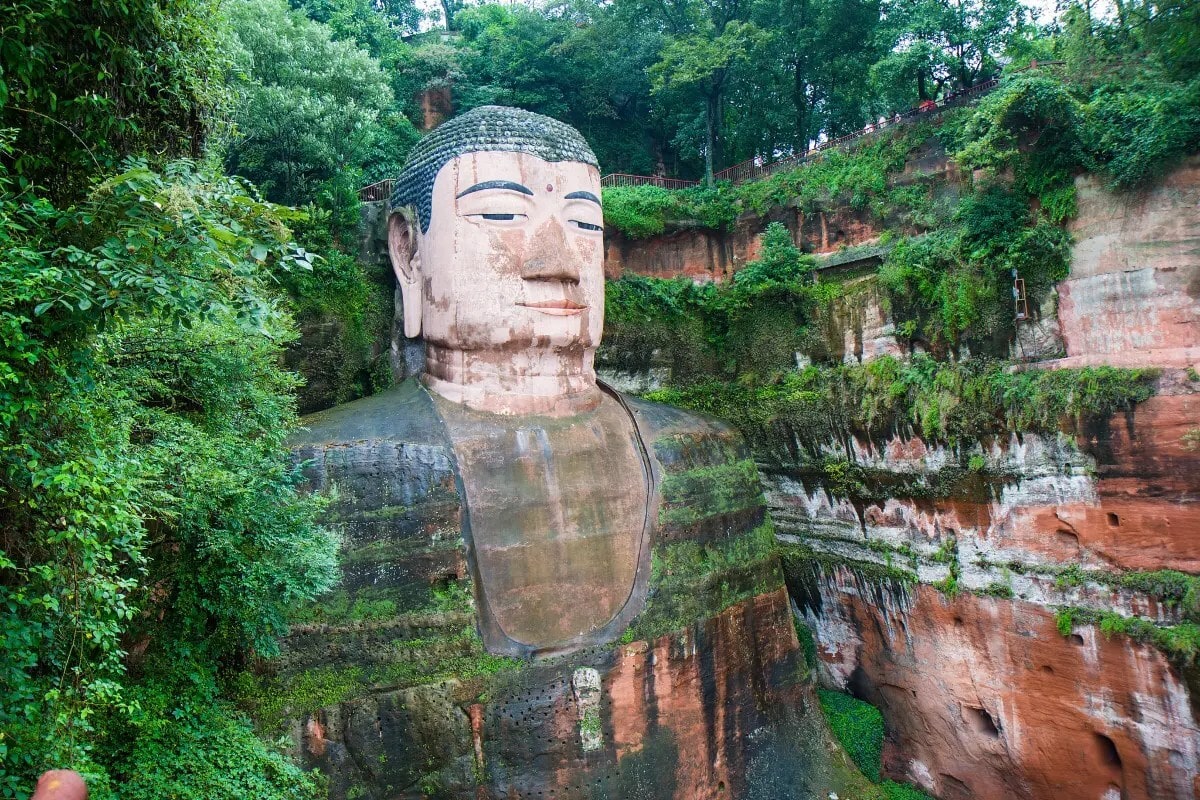 Buddha-Statue von Leshan in den Fels gehauen