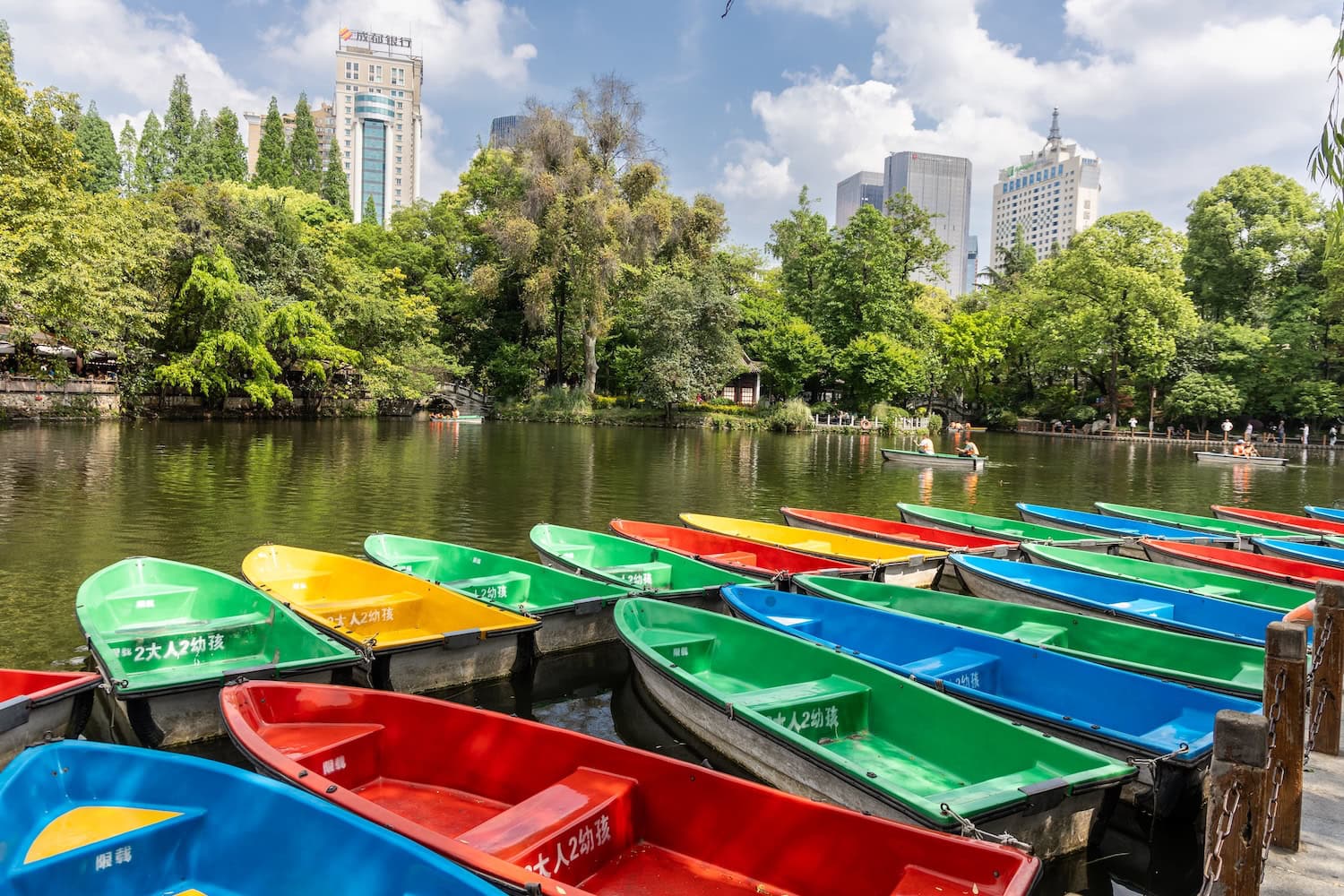 bunte Boote auf einem See im Chengdu-Renmin-Park in China
