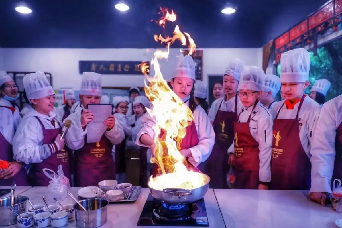 Menschen kochen um einen Feuertopf in Chengdu