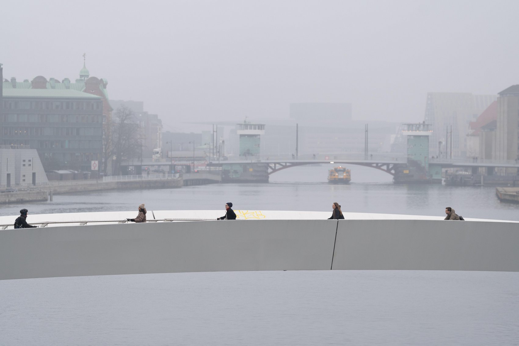Fahrradfahrer in Kopenhagen überqueren eine Brücke