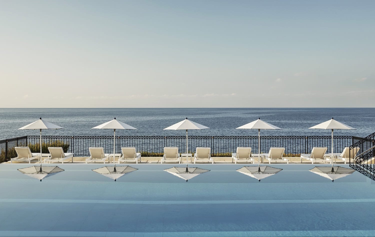 Infinity-Pool mit Blick auf das Meer