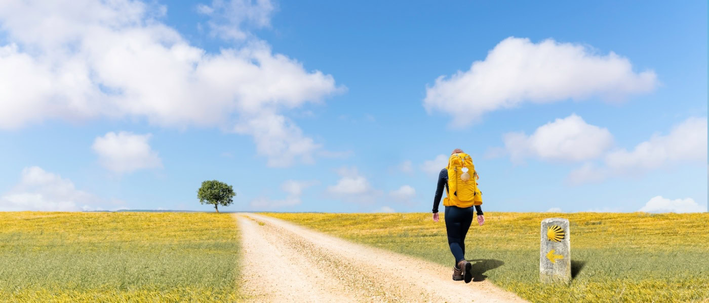 Frau wandert Jakobsweg in einer Ebene