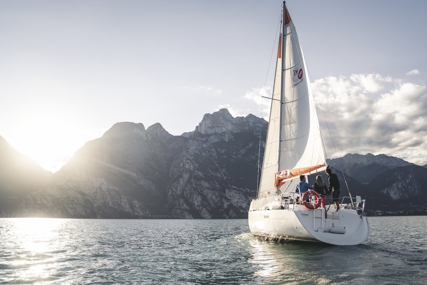 Segeln auf einem der Seen in Oberitalien