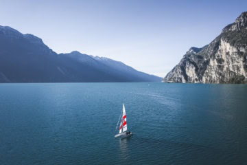 Segeln auf einem der Seen in Oberitalien