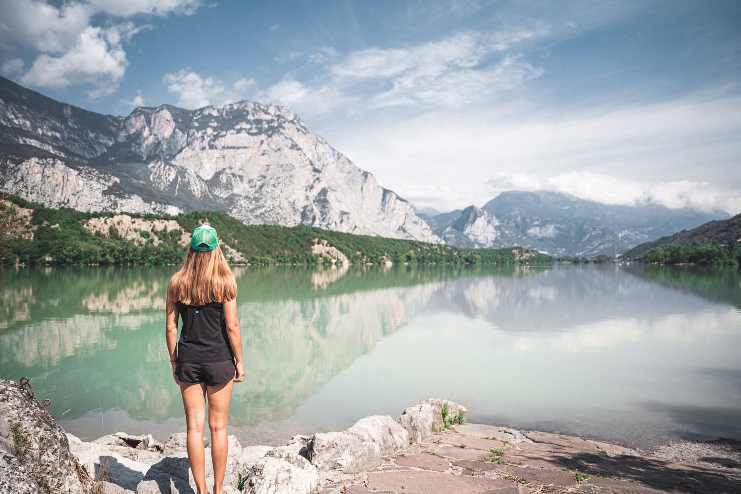 Frau steht am Ufer des Lago Cavedine