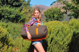 Frau mit Dufflebag von CARLITOS