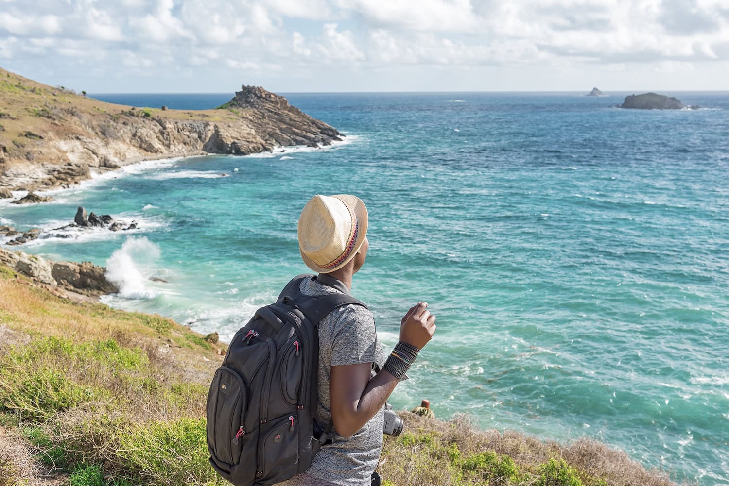 Frau auf St. Maarten beim Wandern am Meer