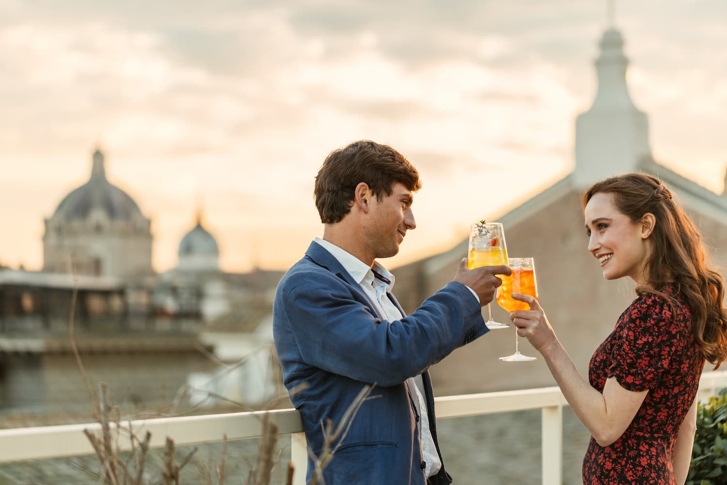 zwei Menschen auf einer Dachterrasse in Rom