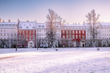 Schnee im Winter im Rosenborg Schloss Garten in Kopenhagen