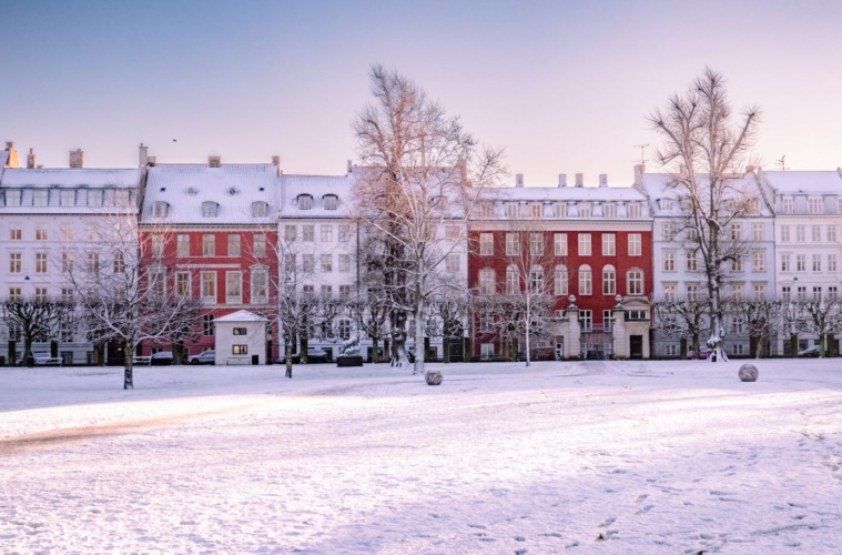 Schnee im Winter im Rosenborg Schloss Garten in Kopenhagen