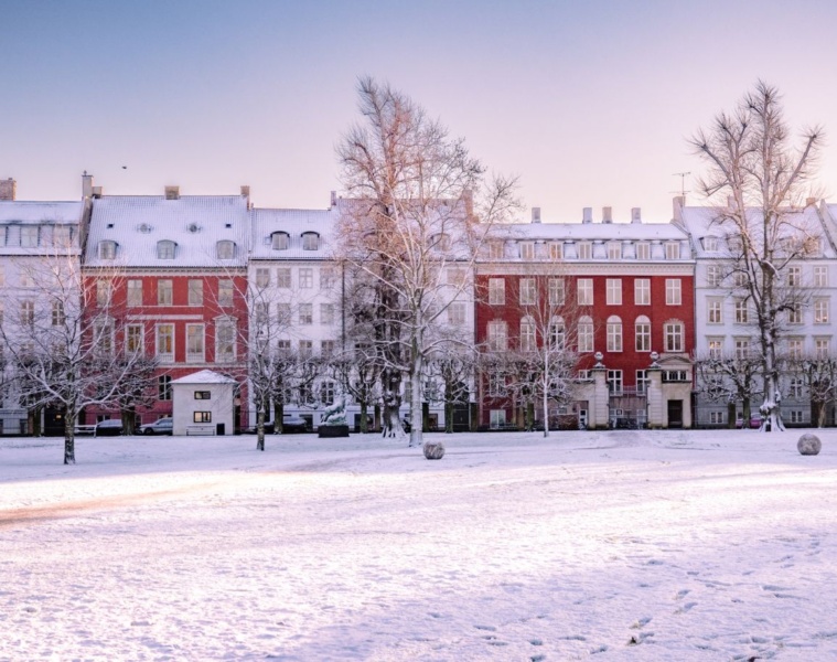 Schnee im Winter im Rosenborg Schloss Garten in Kopenhagen