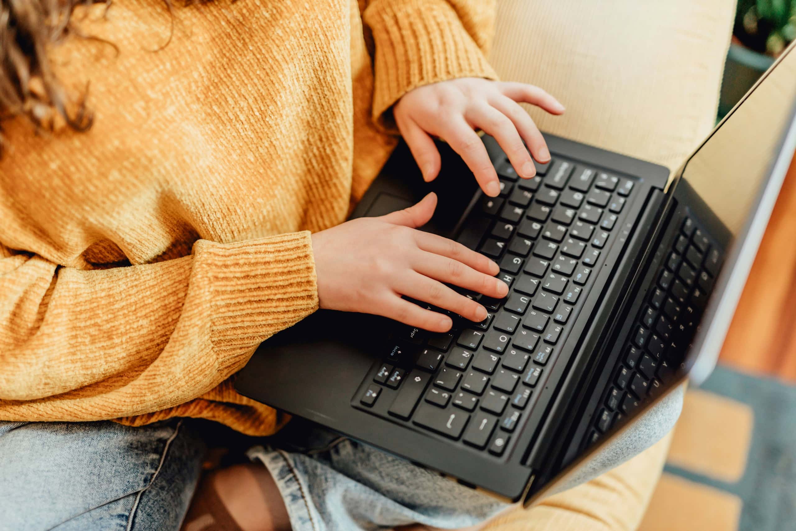 Eine Frau an ihrem Laptop.
