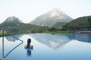 Frau im Pool des Lefay Resort & Spa Lago di Garda