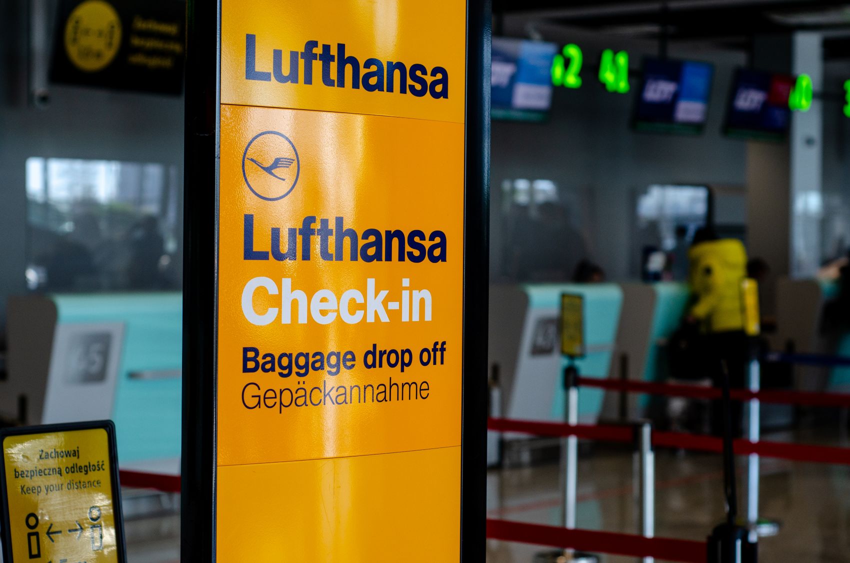 Check-in-Schalter der Lufthansa am Flughafen