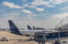 Mehrere Flugzeuge stehen vor den Gates am Münchener Flughafen