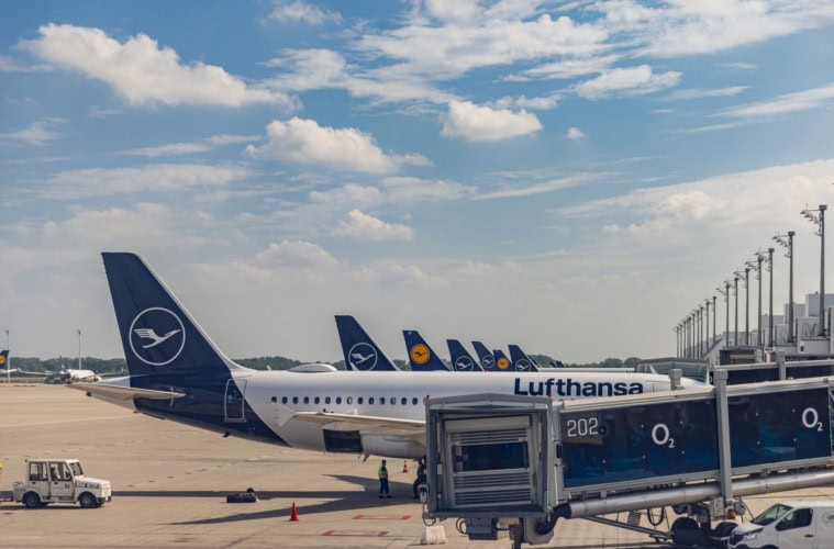 Mehrere Flugzeuge stehen vor den Gates am Münchener Flughafen
