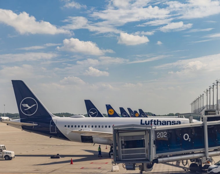 Mehrere Flugzeuge stehen vor den Gates am Münchener Flughafen