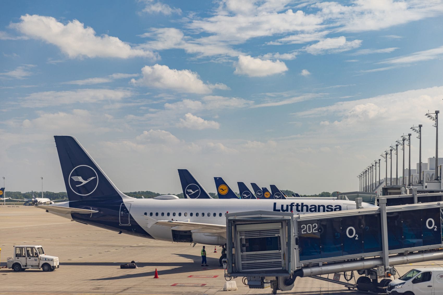Mehrere Flugzeuge stehen vor den Gates am Münchener Flughafen