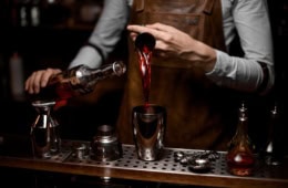 ein Mensch mixt einen Luxus-Drink, den niemand braucht