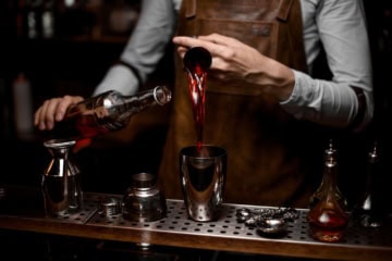 ein Mensch mixt einen Luxus-Drink, den niemand braucht