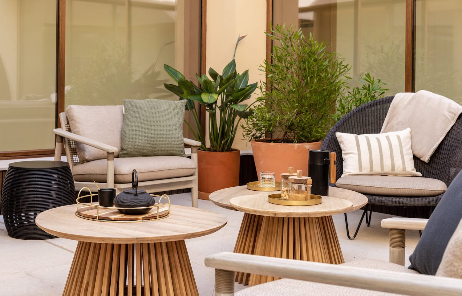 Sitzgruppe auf der Terrasse im Kimpton Aysla Mallorca