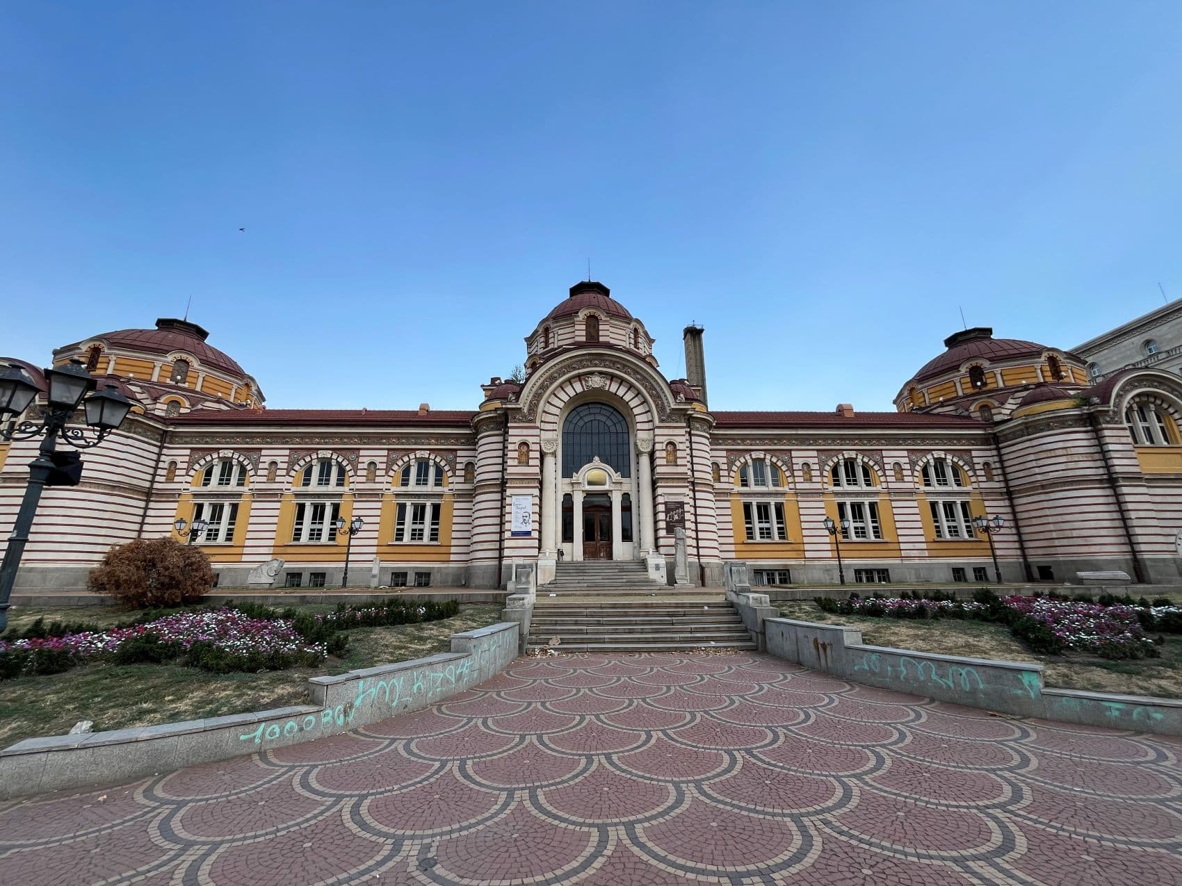 Außenansicht des historischen Mineralbad-Museums in Sofia 