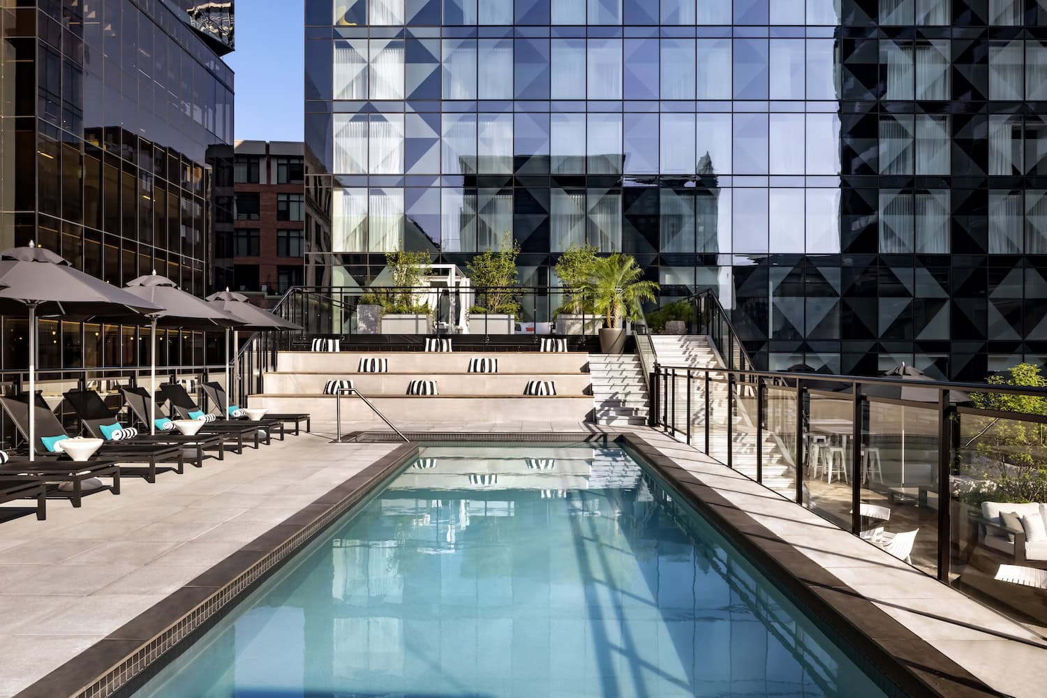 Rooftop-Pool im Humaniti Hotel Montréal