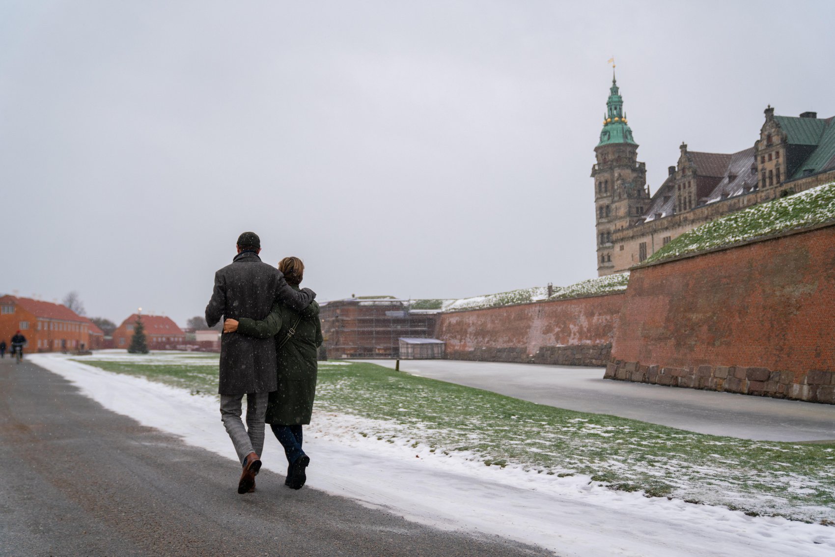 Paar schlendert im Winter über das Gelände von Schloss Kronborg 