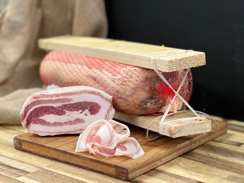 Eine gepresste Rolle Pancetta.
