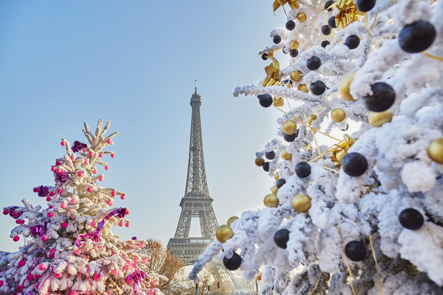 Eiffelturm mit Weihnachtsdekoration davor