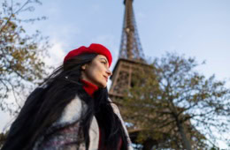 Frau vor dem Eiffelturm in Paris